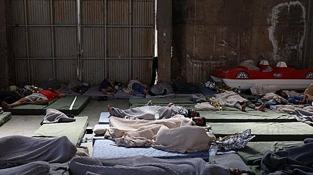 Supervivientes del naufragio en la nave portuaria.