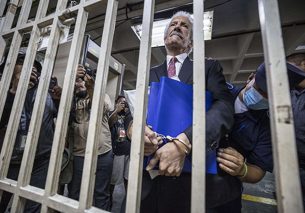 El periodista José Rubén Zamora llega hoy a Torre de Tribunales para la audiencia en la que ha sido condenado a seis años de cárcel