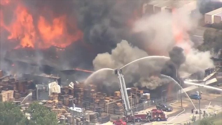 Tres bomberos heridos en el incendio de un almacén de palés en EEUU