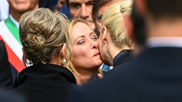 Marina Berlusconi (izquierda), junto a Marta Fascina, que recibe un beso de la primera ministra Giorgia Meloni