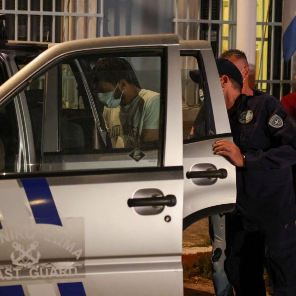 Uno de los detenidos en Grecia tras el naufragio de un pesquero con inmigrantes ya había hecho 18 travesías similares