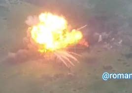 La nueva técnica rusa en la guerra de Ucrania: tanques 'suicidas' cargados de dinamita