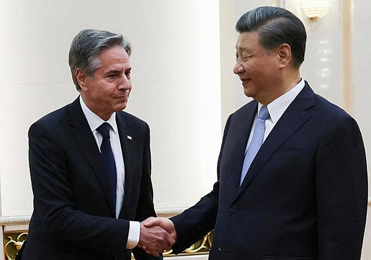 El presidente chino, Xi Jinping, estrecha la mano del secretario de Estado de EE.UU., Anthony Blinken