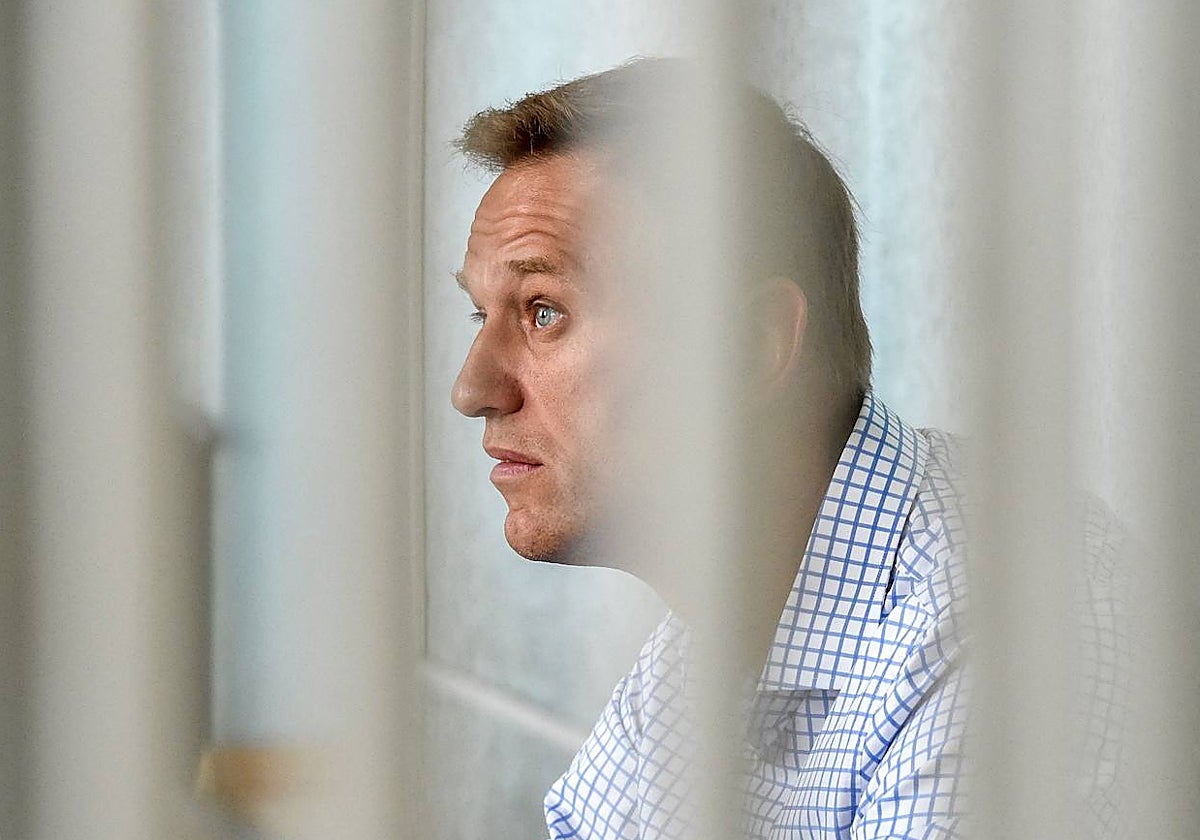 Navalni asiste a una audiencia en un tribunal después de participar en una protesta no autorizada en Moscú