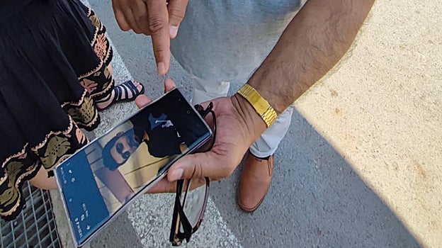 Imtiz muestra en su móvil la fotografía  del hijo de su sobrino que desapareció tras naufragar el pesquero en el viajaba a Italia