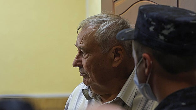 Anatoly Navalni, padre del opositor ruso durante la audiencia externa del Tribunal de la Ciudad de Moscú