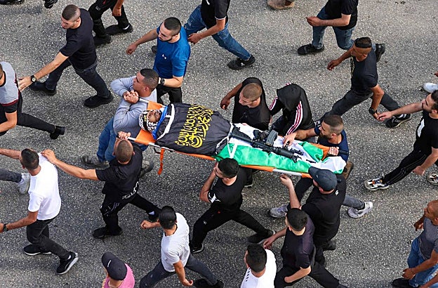 Dolientes palestinos llevan el cuerpo de Khaled Assassa, de 21 años, quien murió durante una redada militar israelí en Yenín