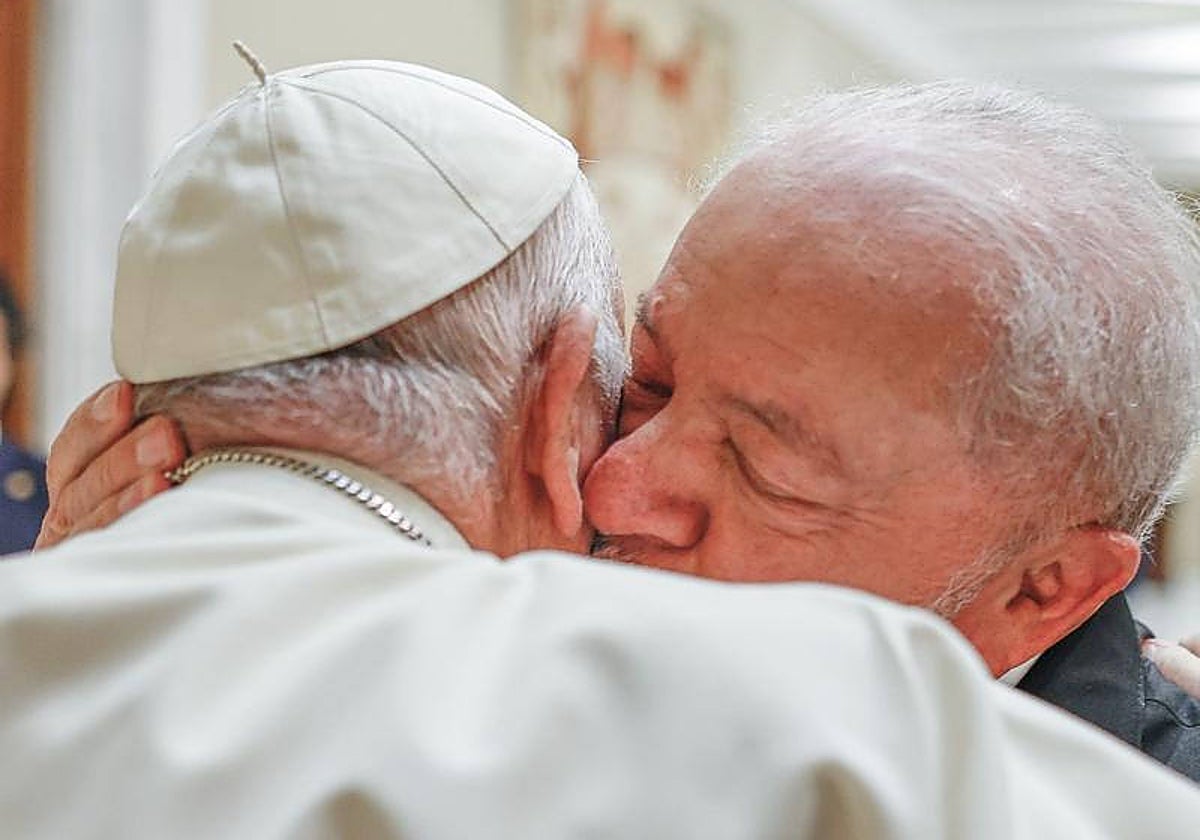 Lula da Silva saluda al Papa Francisco durante un encuentro celebrado en el Vaticano