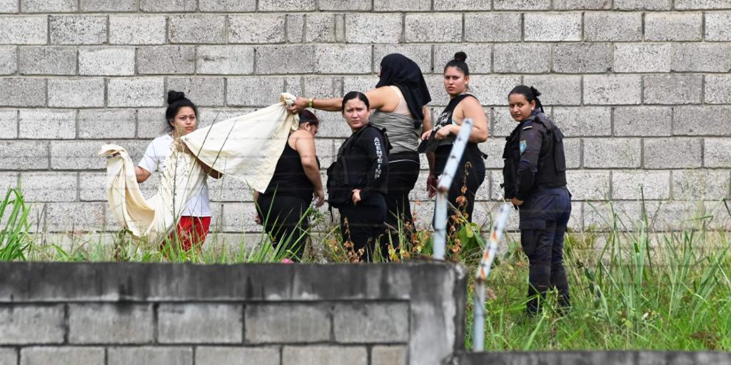 Choque entre pandillas rivales deja 41 reclusas muertas en cárcel de Honduras