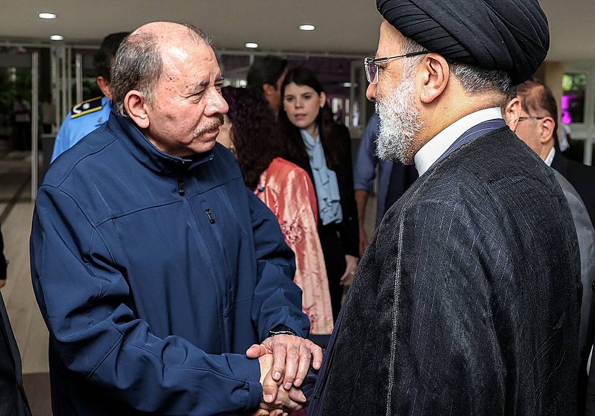 Daniel Ortega estrecha la mano al presidente de Irán, Ebrahim Raisi