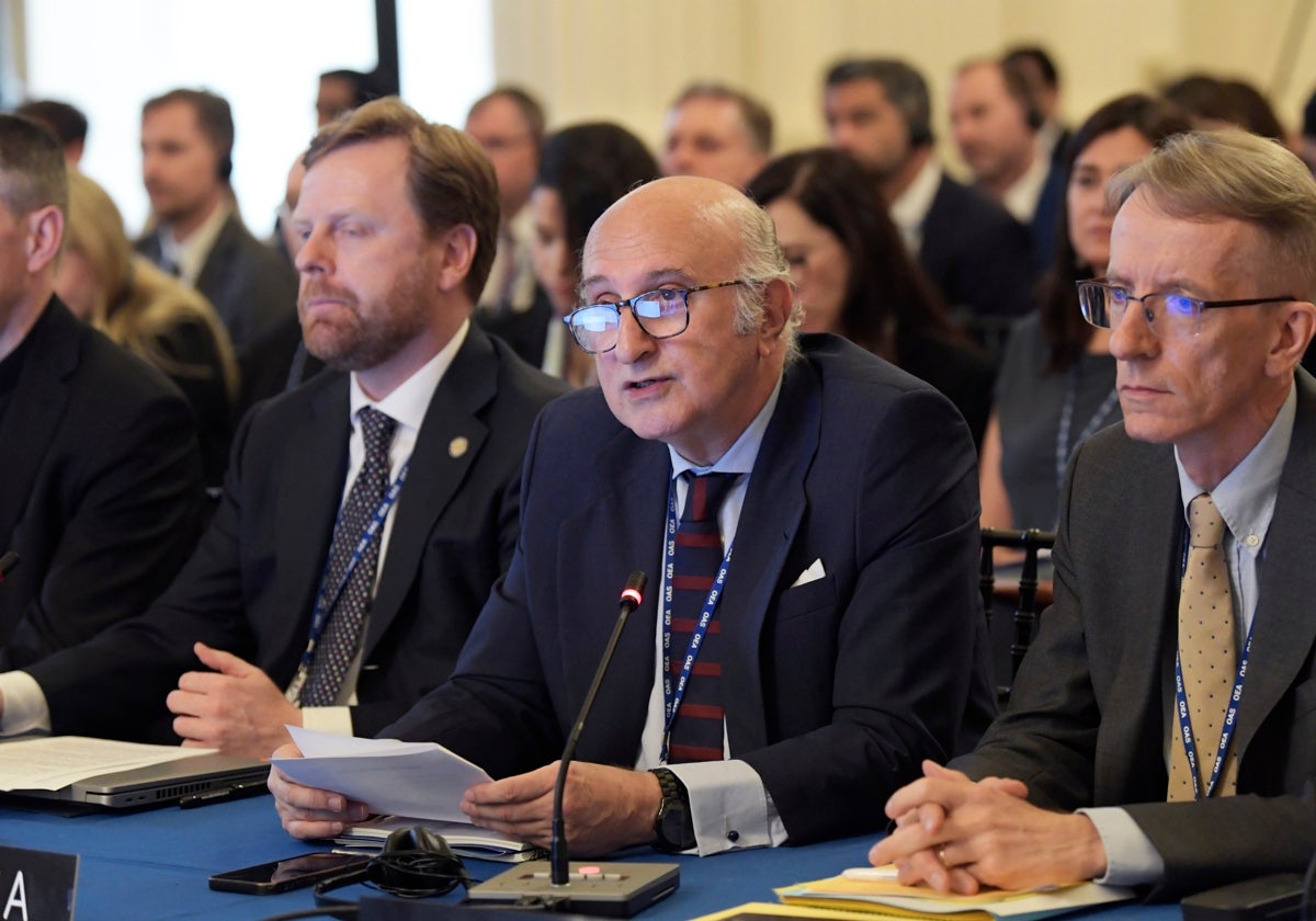 En el centro, el miembro Observador Permanente de España ante la OEA, Juan Fernández Trigo, durante su intervención