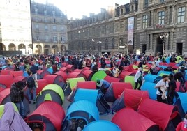 La policía expulsa a cientos de inmigrantes que estaban okupando una céntrica plaza en París