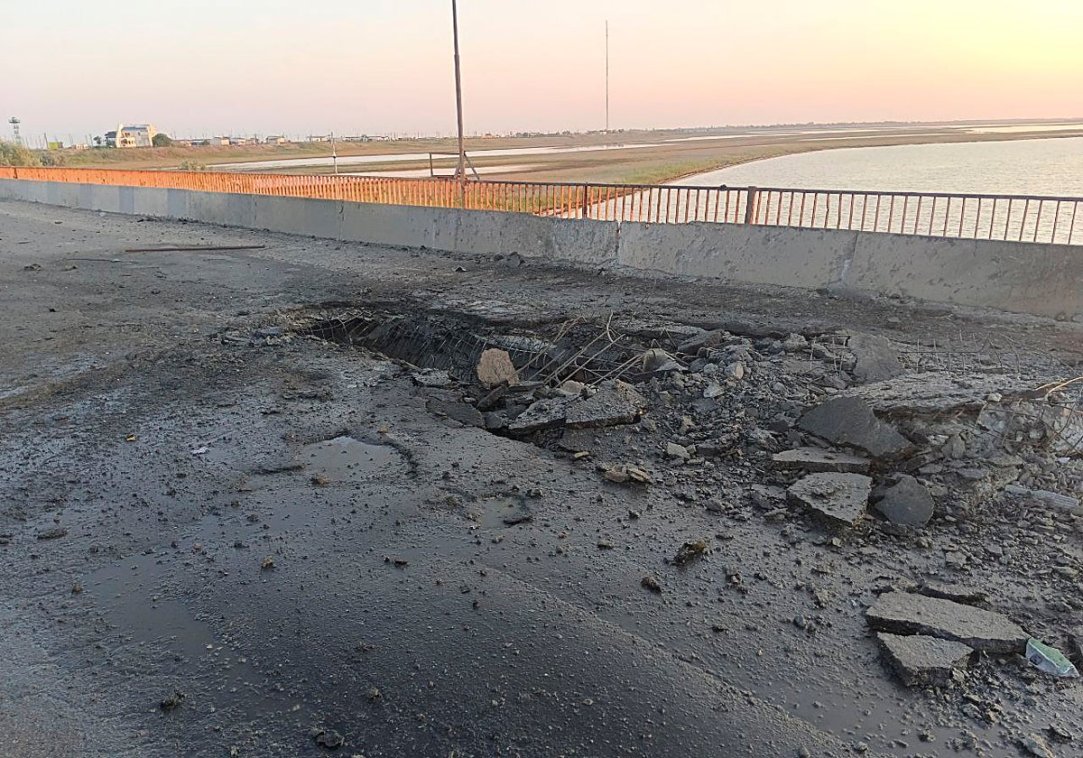 Impacto de misiles en el puente ucraniano de Chongar, que une Crimea con Jersón