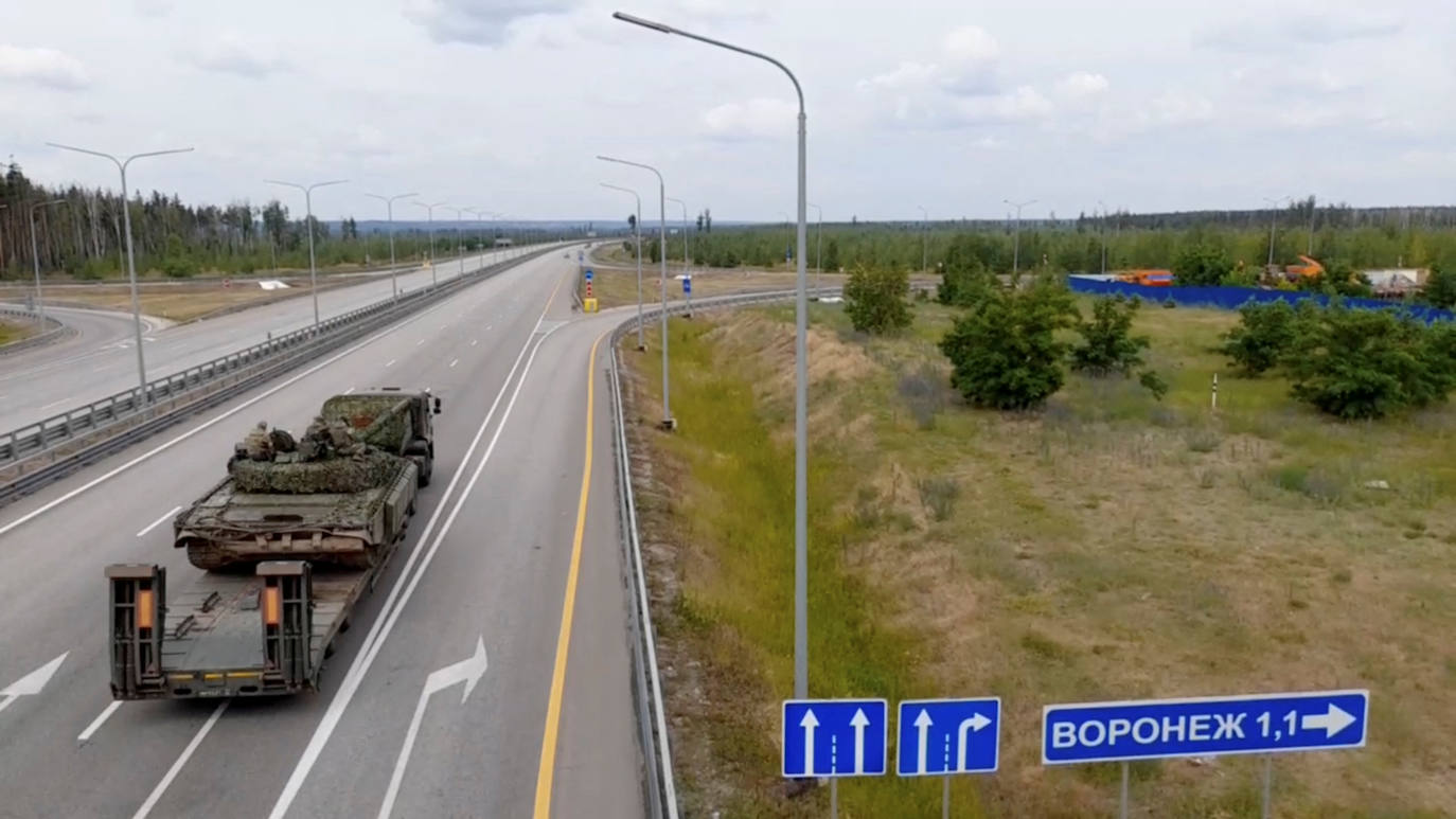 Un camión que transporta un tanque del grupo mercenario privado Wagner conduce a lo largo de la autopista M-4, que une la capital Moscú con las ciudades del sur de Rusia