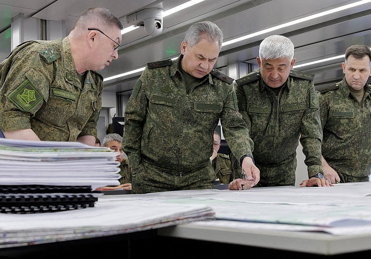 El ministro de Defensa ruso, Sergei Shoigu, visita el puesto de control avanzado de las tropas rusas