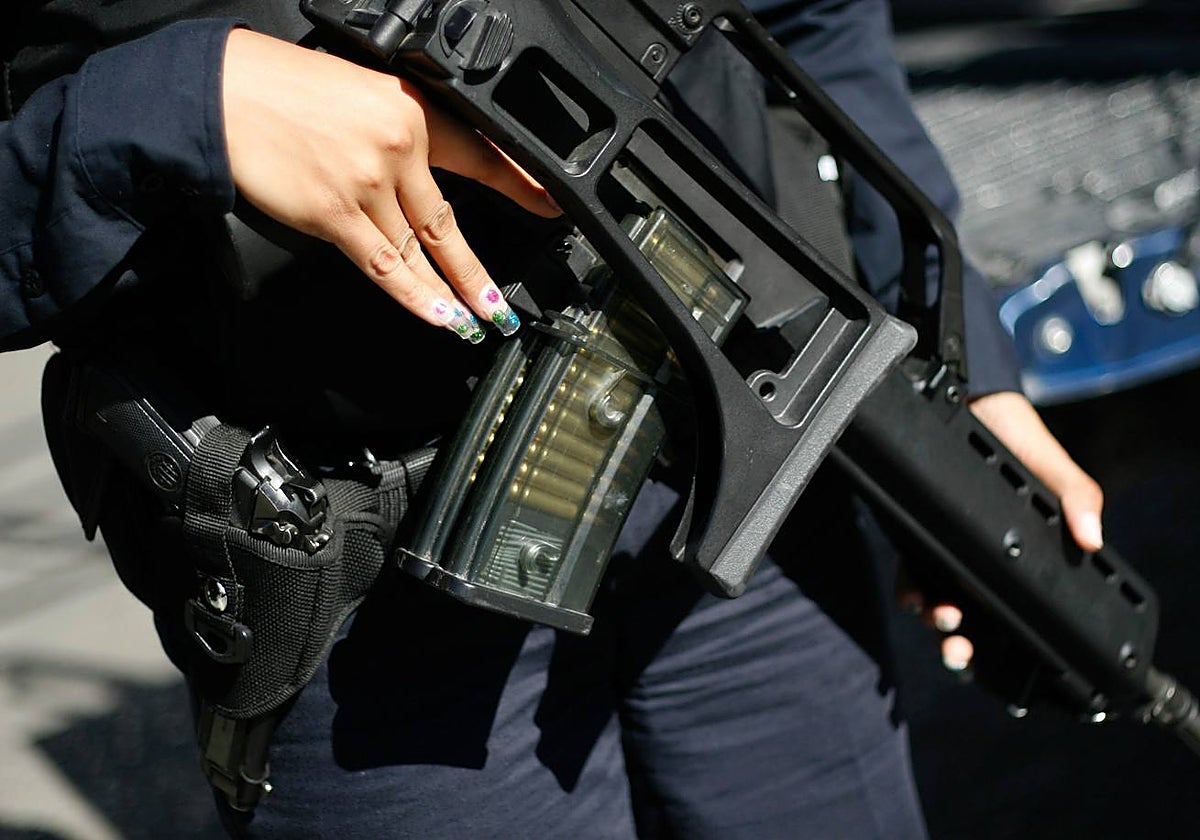 Una policía vigila la escena de un crimen en Ciudad Juárez, donde el narcotráfico ha puesto en la mira a los funcionarios