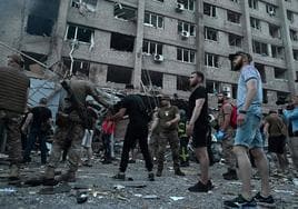 El escritor Héctor Abad, entre los heridos en el bombardeo ruso que ha causado 11 muertos