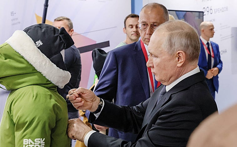 Imagen principal - El presidente ruso ha estado en el foro de 'Ideas fuertes para el nuevo tiempo' en Moscú y también visitando Daguestán