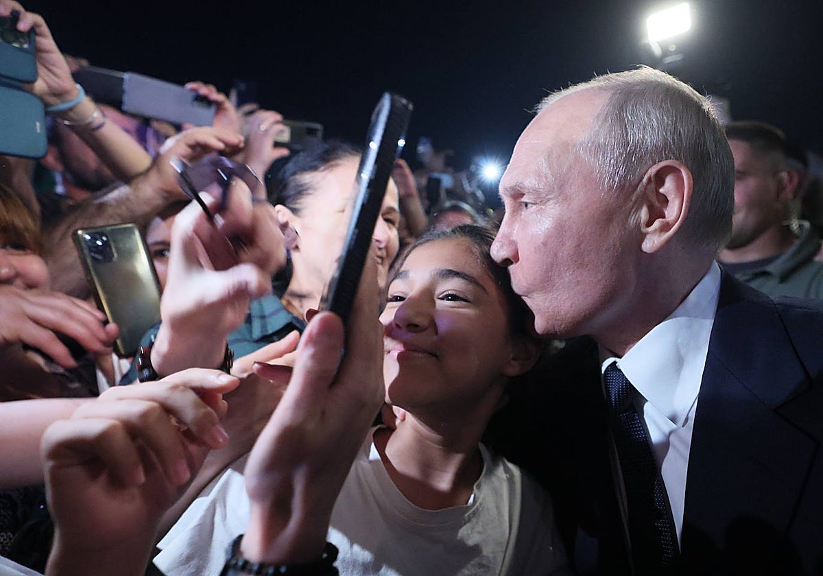 Vladímir Putin besa a una niña mientras se toma un selfie
