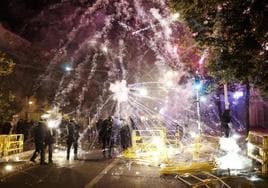 Los fuegos artificiales se convierten en armas en los disturbios en Francia
