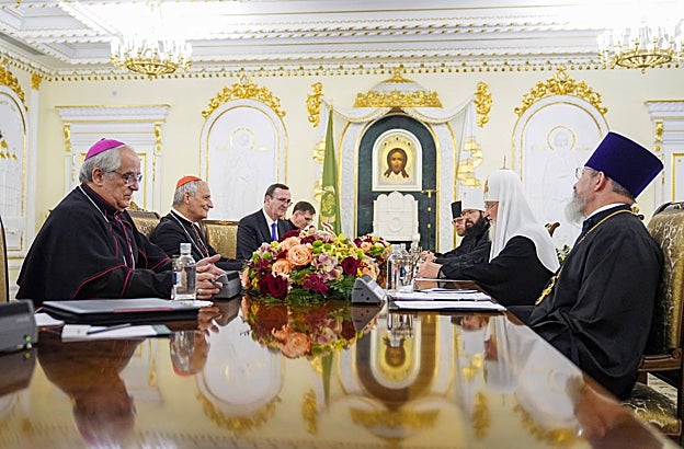 El patriarca ortodoxo ruso Kirill hablando con el cardenal Matteo Zuppi, en Moscú, Rusia