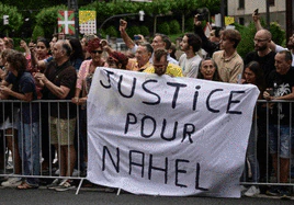 Entierro multitudinario del joven tiroteado por un policía cuya muerte ha incendiado Francia: «¡Justicia para Nahel!»