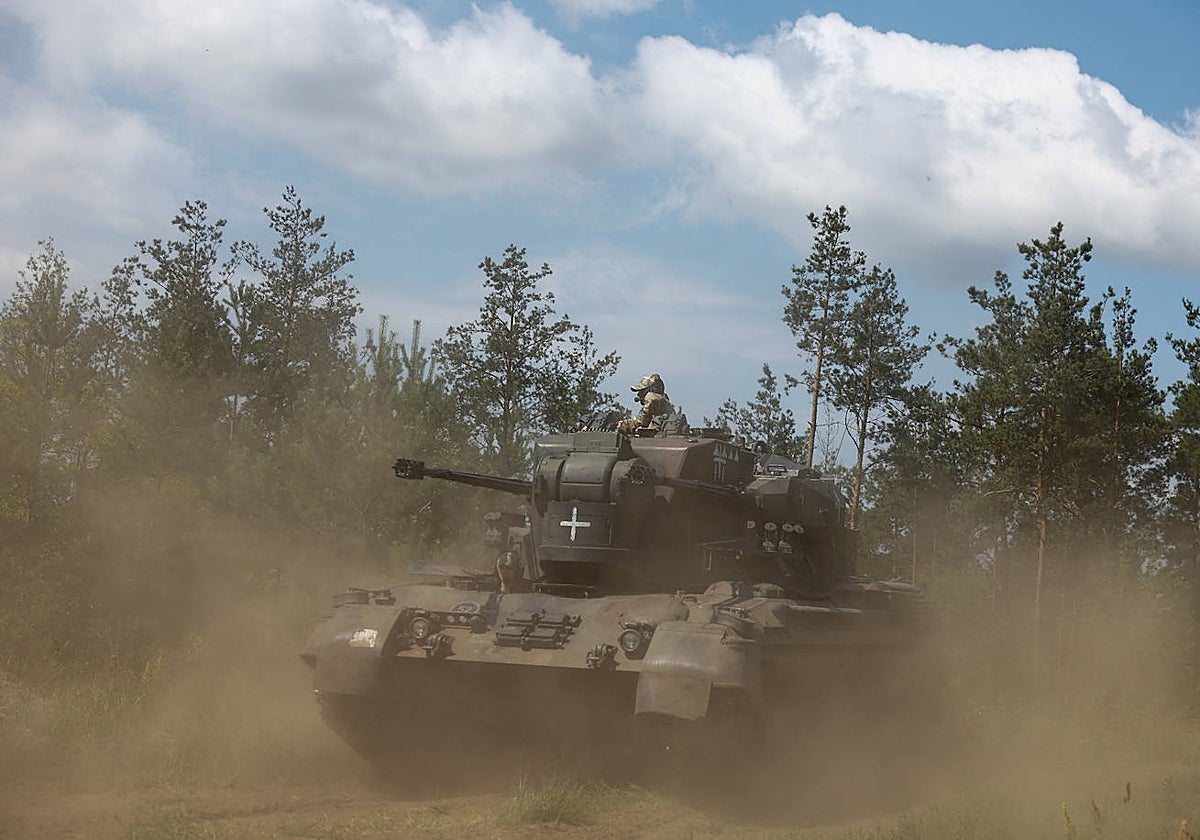 Militares ucranianos operan un cañón antiaéreo en la región de Kiev