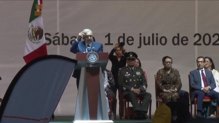 Miles de personas celebran con López Obrador el quinto aniversario de su elección como presidente