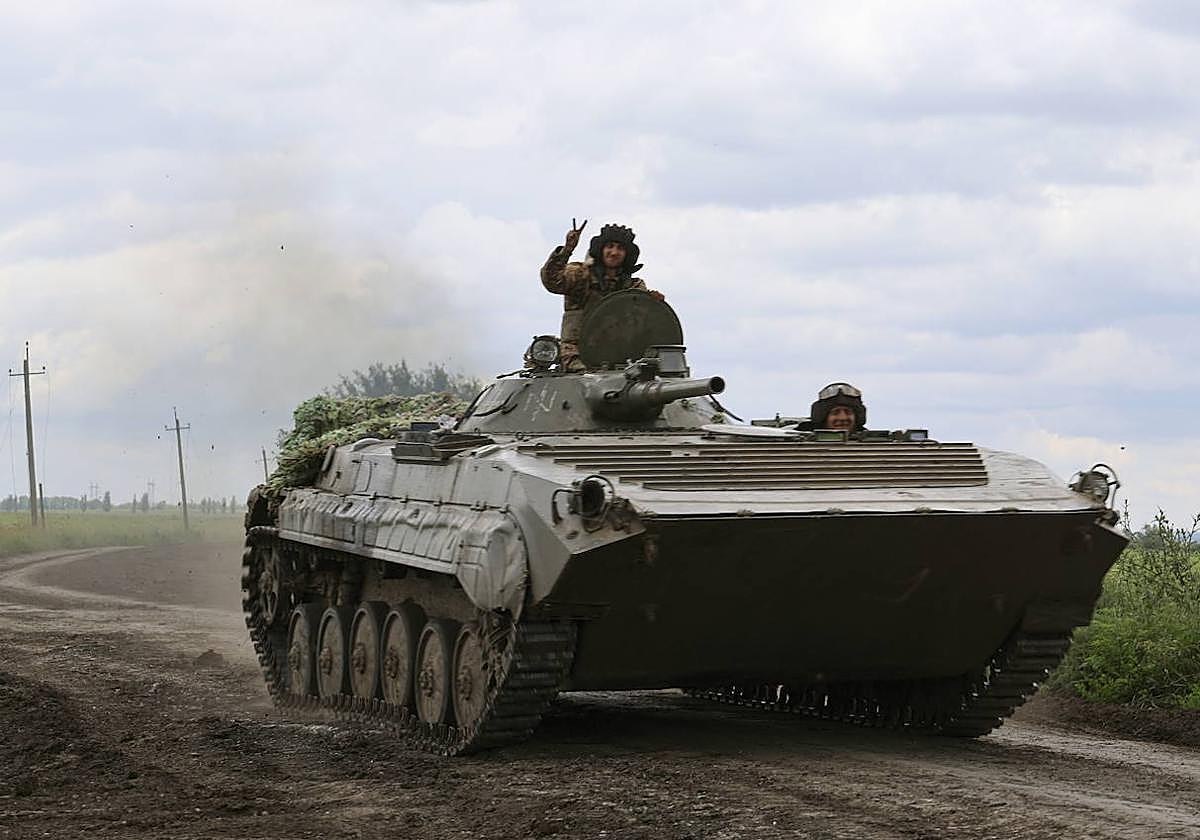 Un blindado ucraniano cerca del frente de Bajmut