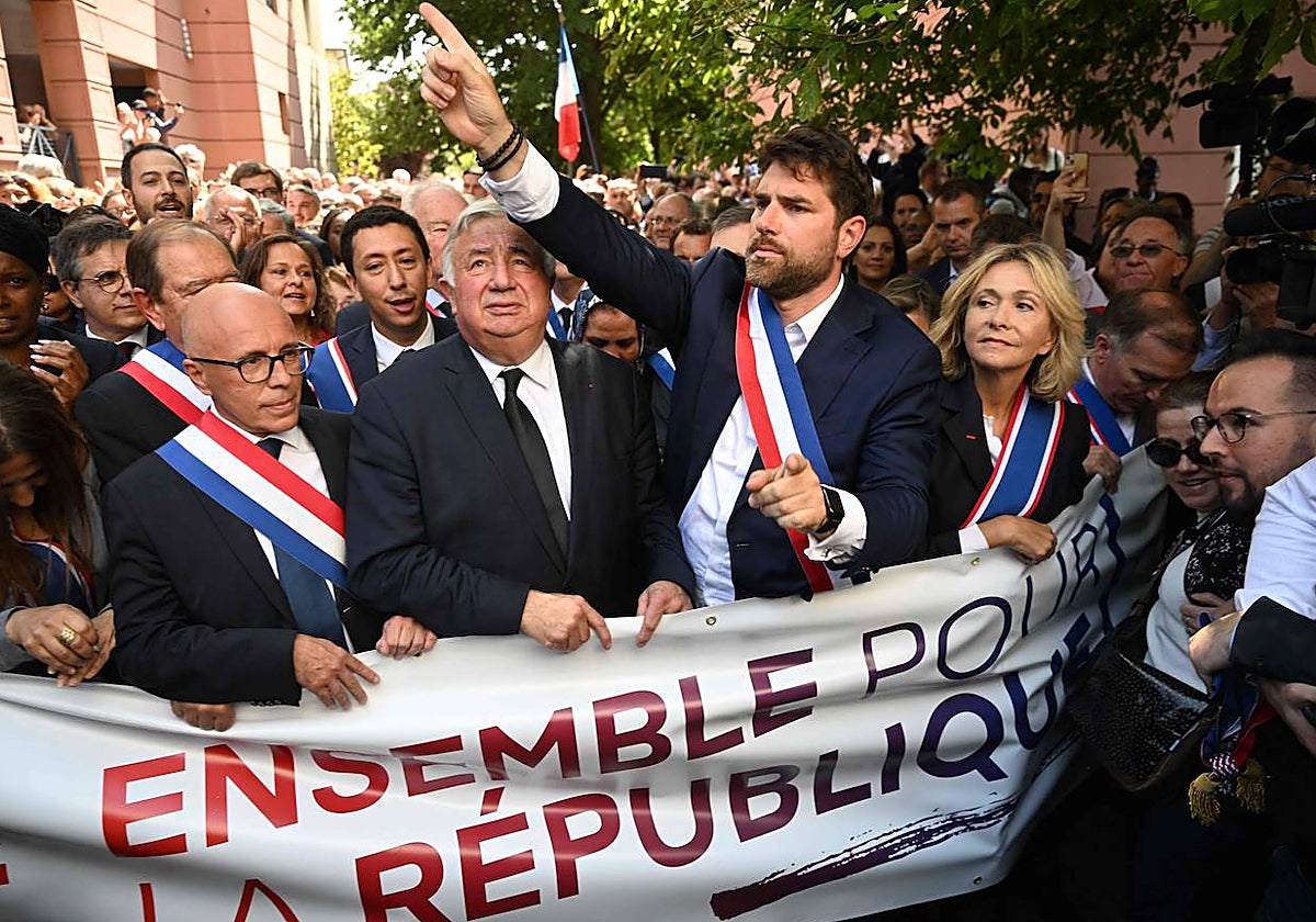 El alcalde Vincent Jeanbrun, que fue atacado en su casa, participa en la concentración contra los disturbios