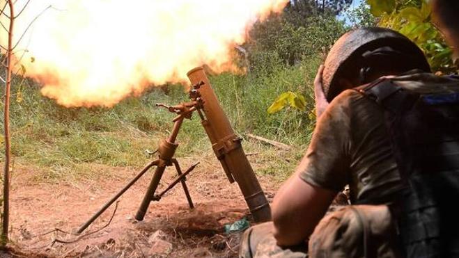 Así es un mortero de 120 mm usado por los infantes de marina ucranianos de la 35ª Brigada para disparar contra las posiciones rusas en la región de Donetsk // AFP