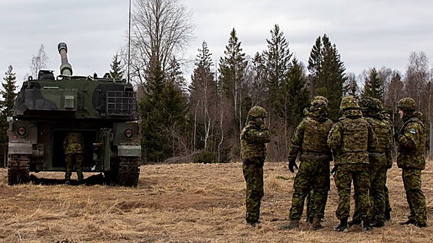 Militares estonios con un obús autopropulsado K9, de fabricación surcoreana
