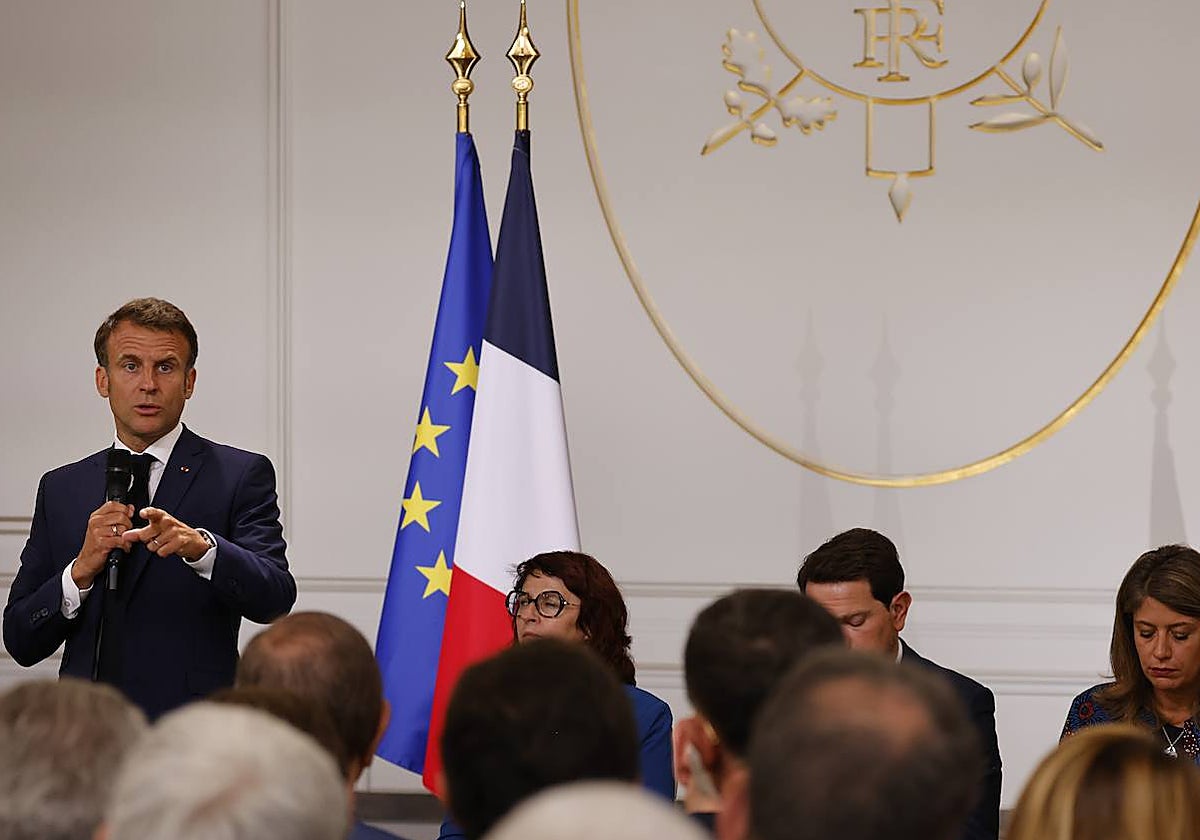 El presidente de Francia, Emmanuel Macron, se dirige a los alcaldes franceses en el Elíseo