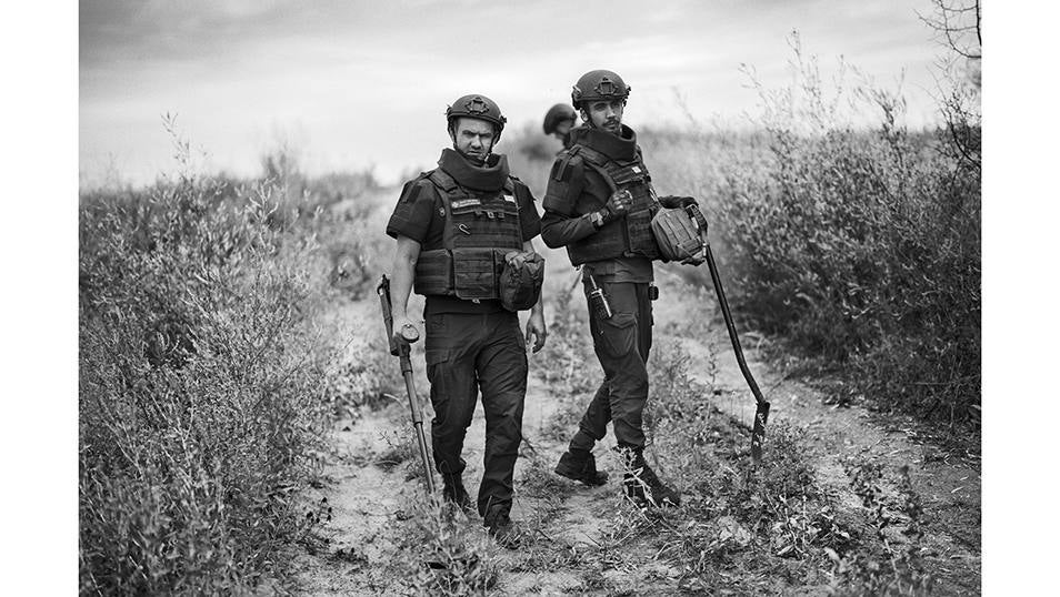 Serhiy comandante de la unidad de desminado de los servicios de emergencia de Ucrania ( dch) y , Mykhaylo ( izq) intentan localizar varias minas antitanque es un capo de minado cerca de la localidad de Kupiansk.