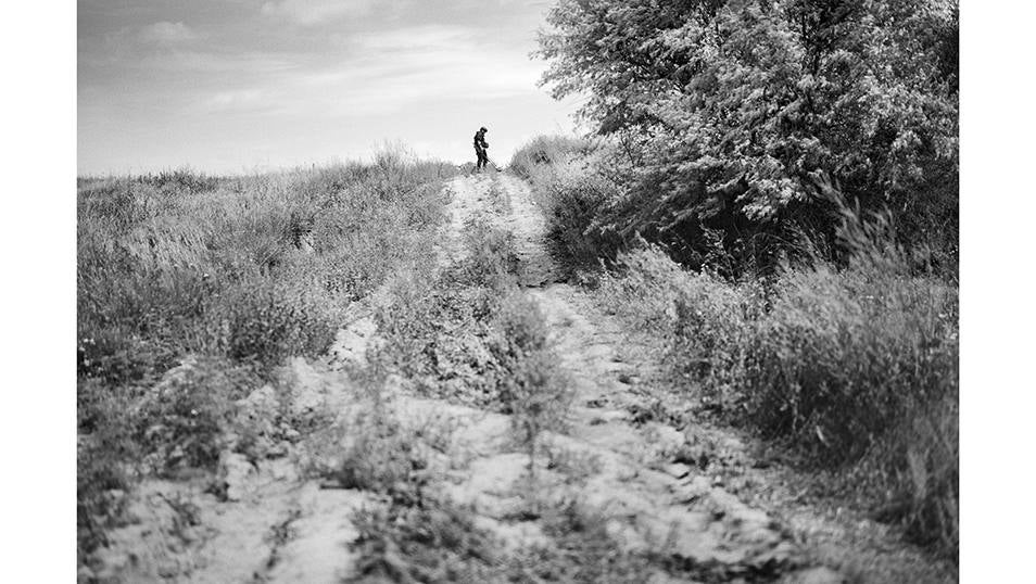 : Un componente de una unidad de desminado del servicio de emergencia de ucrania trabaja en un campo de minado cerca de Kupiansk