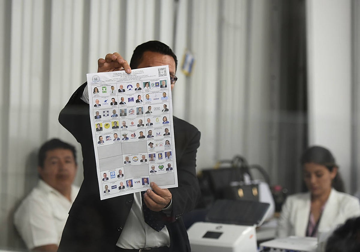 Un integrante de la Junta Electoral Departamental muestra una boleta impugnada durante la segunda audiencia de revisión de escrutinio