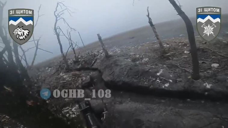 Soldados de la 10ª Brigada de Asalto de Montaña "Edelweiss" destruyen a los invasores rusos durante el asalto