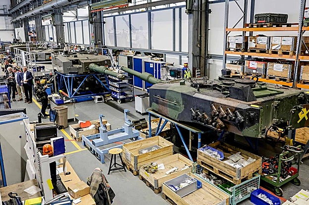 Técnicos de la empresa alemana de armamentos y proveedor de automóviles Rheinmetall ensamblan un tanque de batalla Leopard 2A4