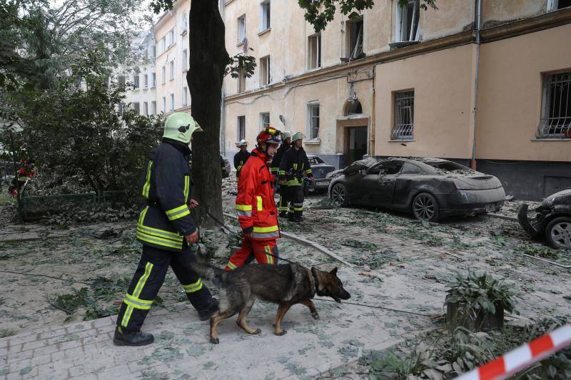 Trabajadores de los servicios de emergencia de Ucrania tras el ataque en Leópolis