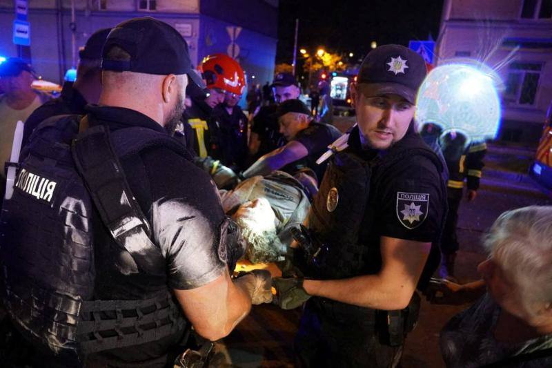 Los servicios de emergencia rescatan a un herido tras el ataque en Leópolis.