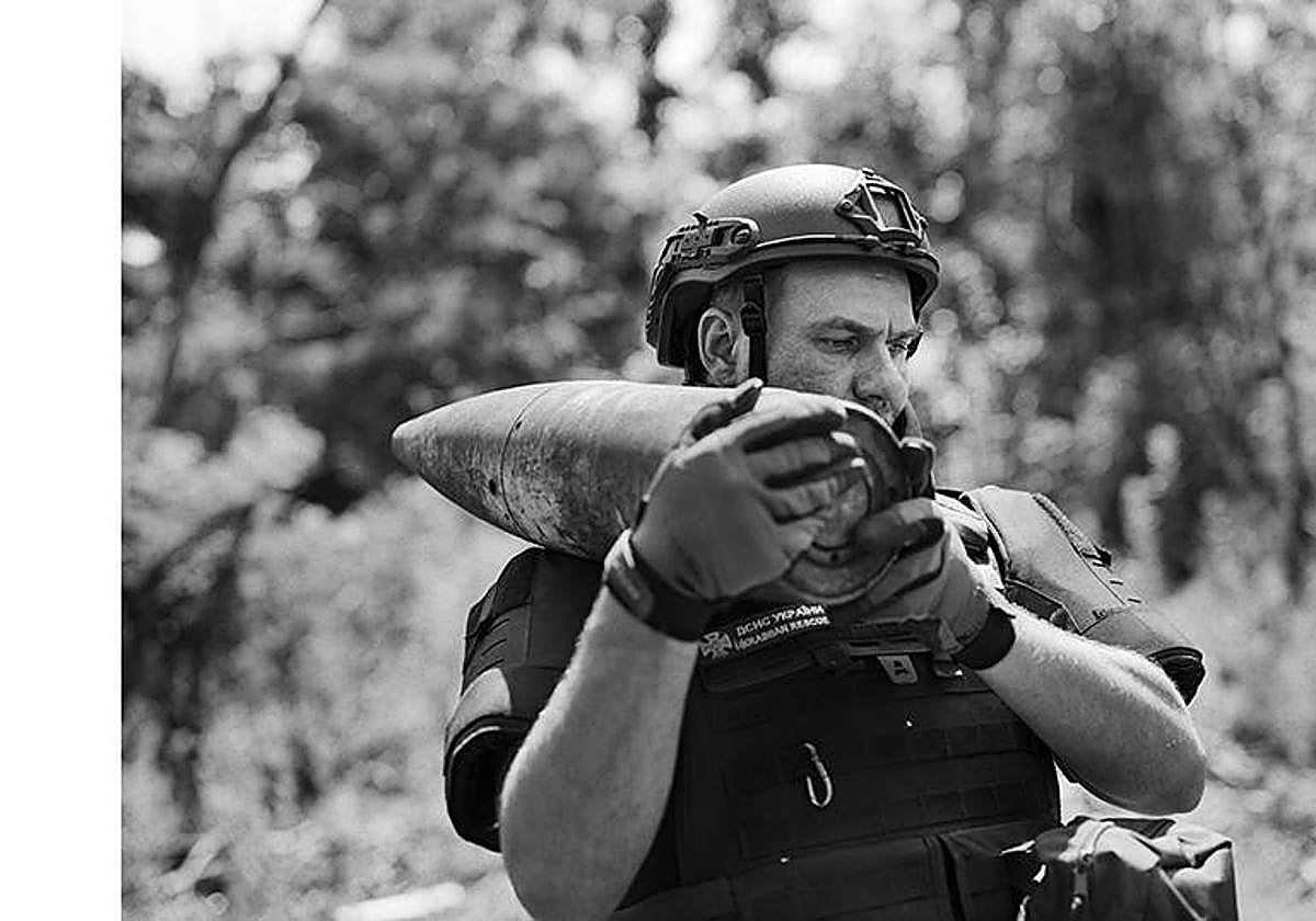 Mykhaylo transporta un obús ruso sin estallar de una antigua posición rusa en el este de Ucrania