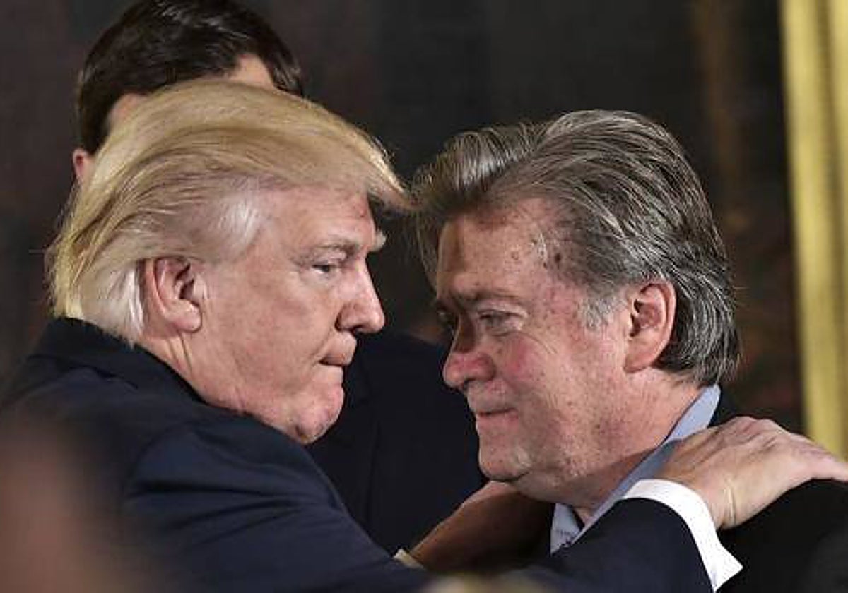 A la derecha Steve Bannon, exasesor de Donald Trump, autor del podcast «War Room»