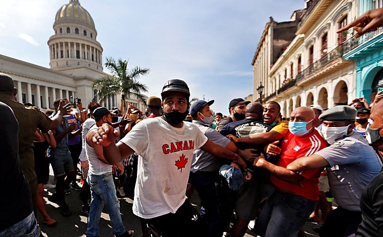 Imagen principal - Dos años después, la rebeldía sigue viva en Cuba