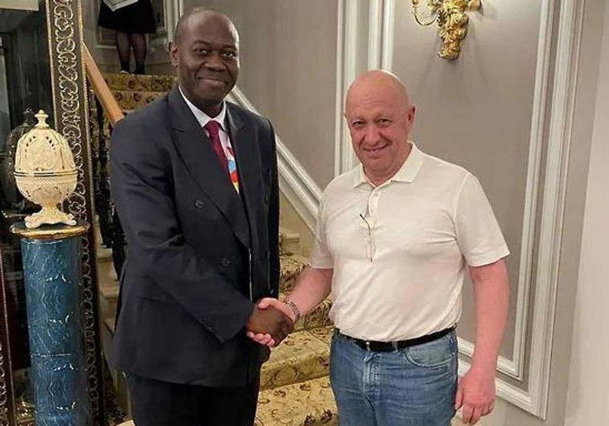 El líder del grupo Wagner, Evgueni Prigozhin, estrecha la mano de un representante de la delegación de la República Centroafricana