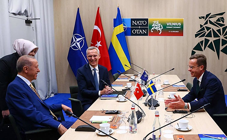 Imagen principal - Erdogan liga ahora la adhesión de Suecia a la OTAN a la de Turquía en la UE
