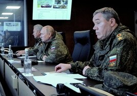 El general Guerásimov, uno de los mandos militares rusos desaparecidos tras el levantamiento de los Wagner, reaparece presidiendo una reunión castrense