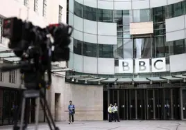 Escándalo en la BBC: las novedades sobre el presentador acusado de pagar a una menor por imágenes «explícitamente sexuales»