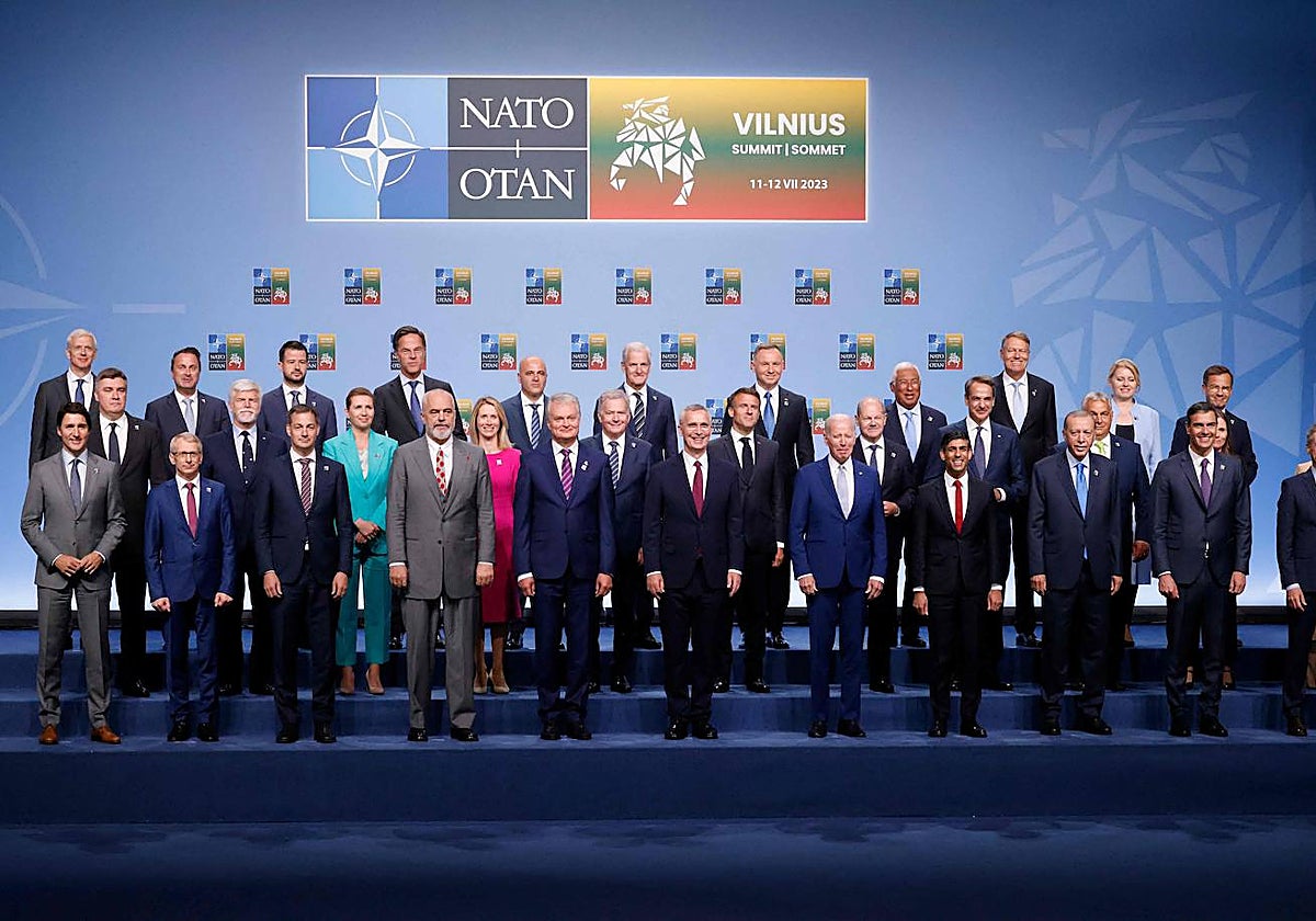 Foto de familia de los jefes de Estado y de Gobierno miembros de la OTAN