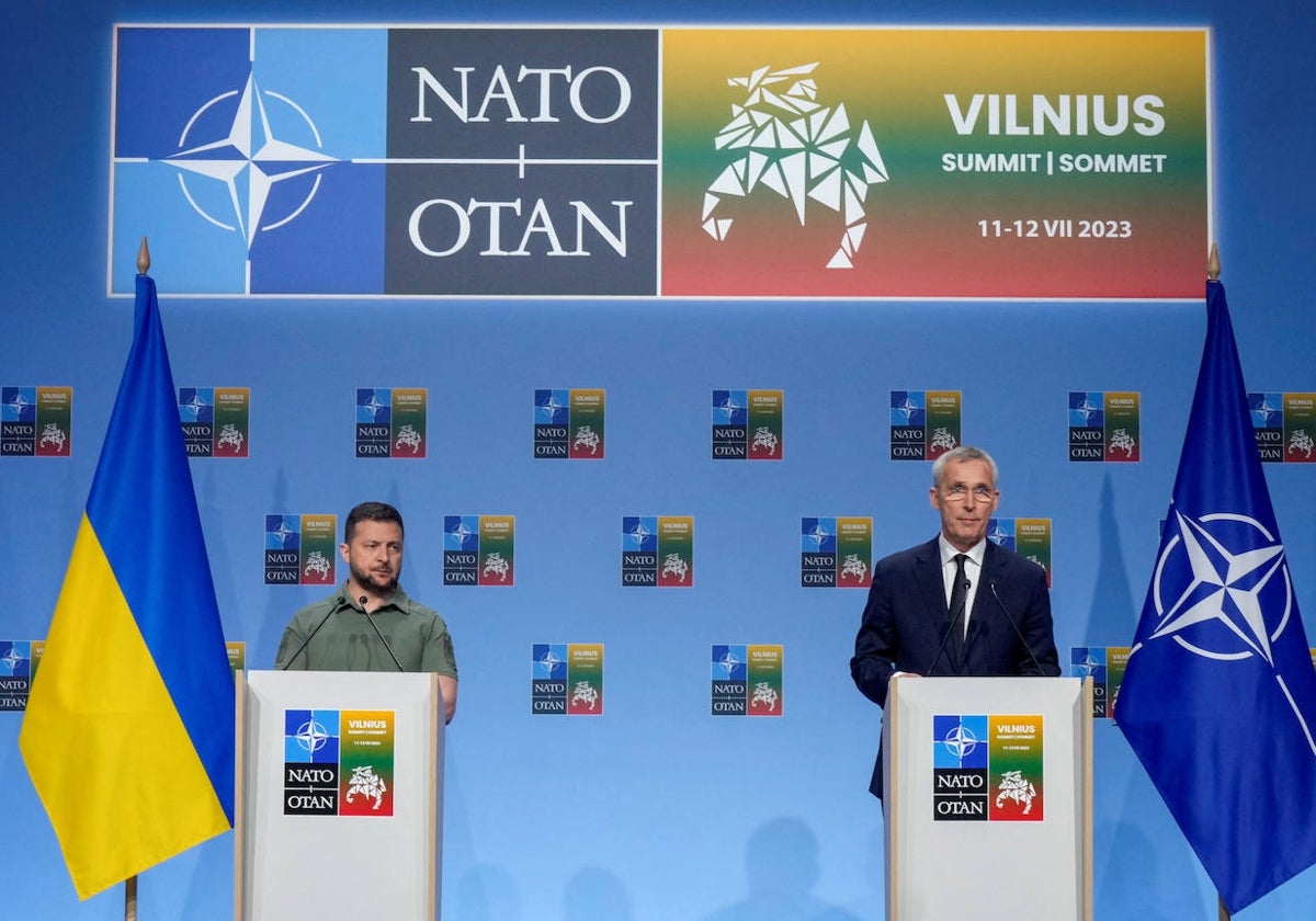 Stoltenberg y Zelenski asisten a una conferencia de prensa durante una cumbre de  la OTAN en Vilna