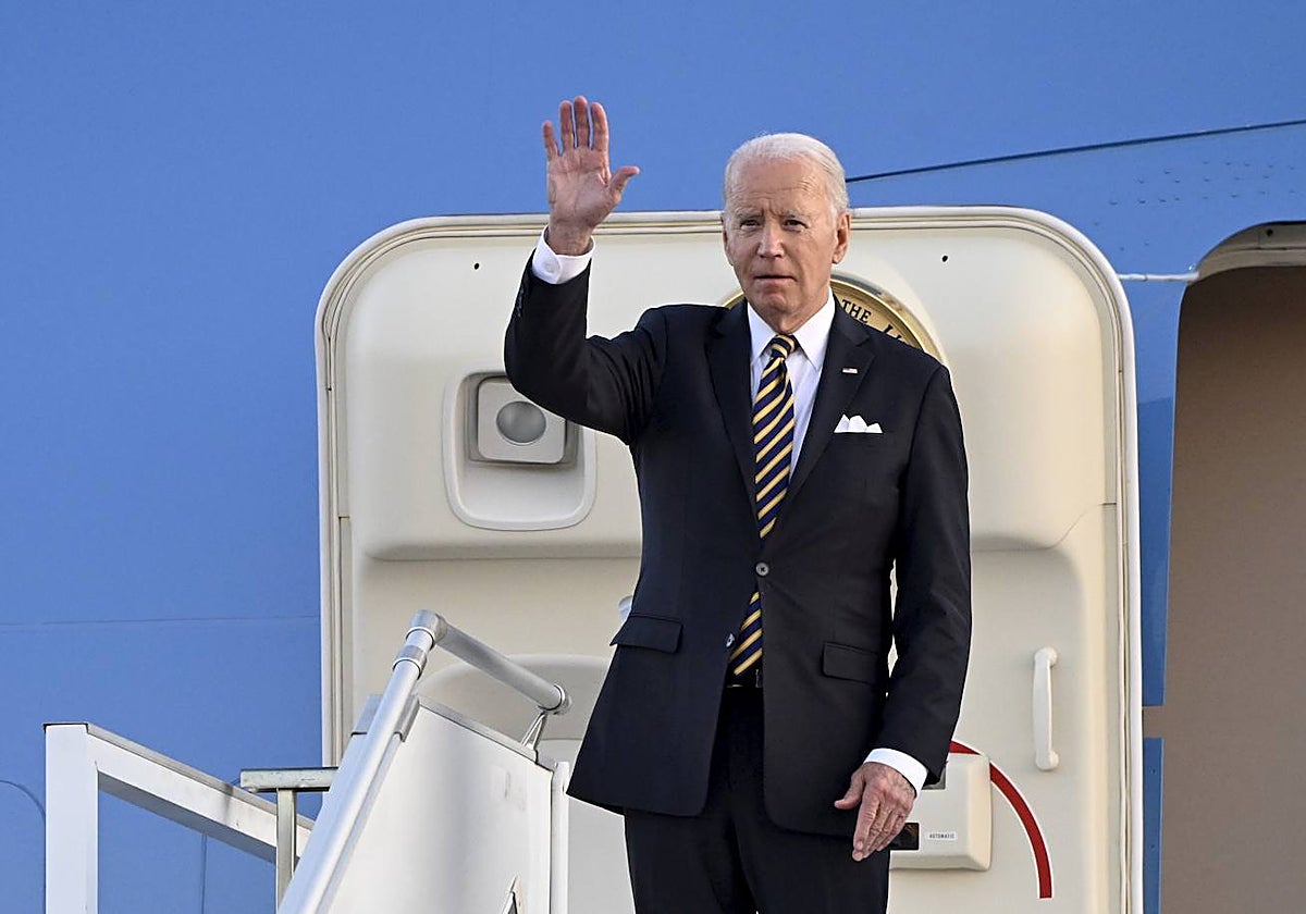 Joe Biden desembarca del Air Force One después de aterrizar en el aeropuerto de Helsinki-Vantaa